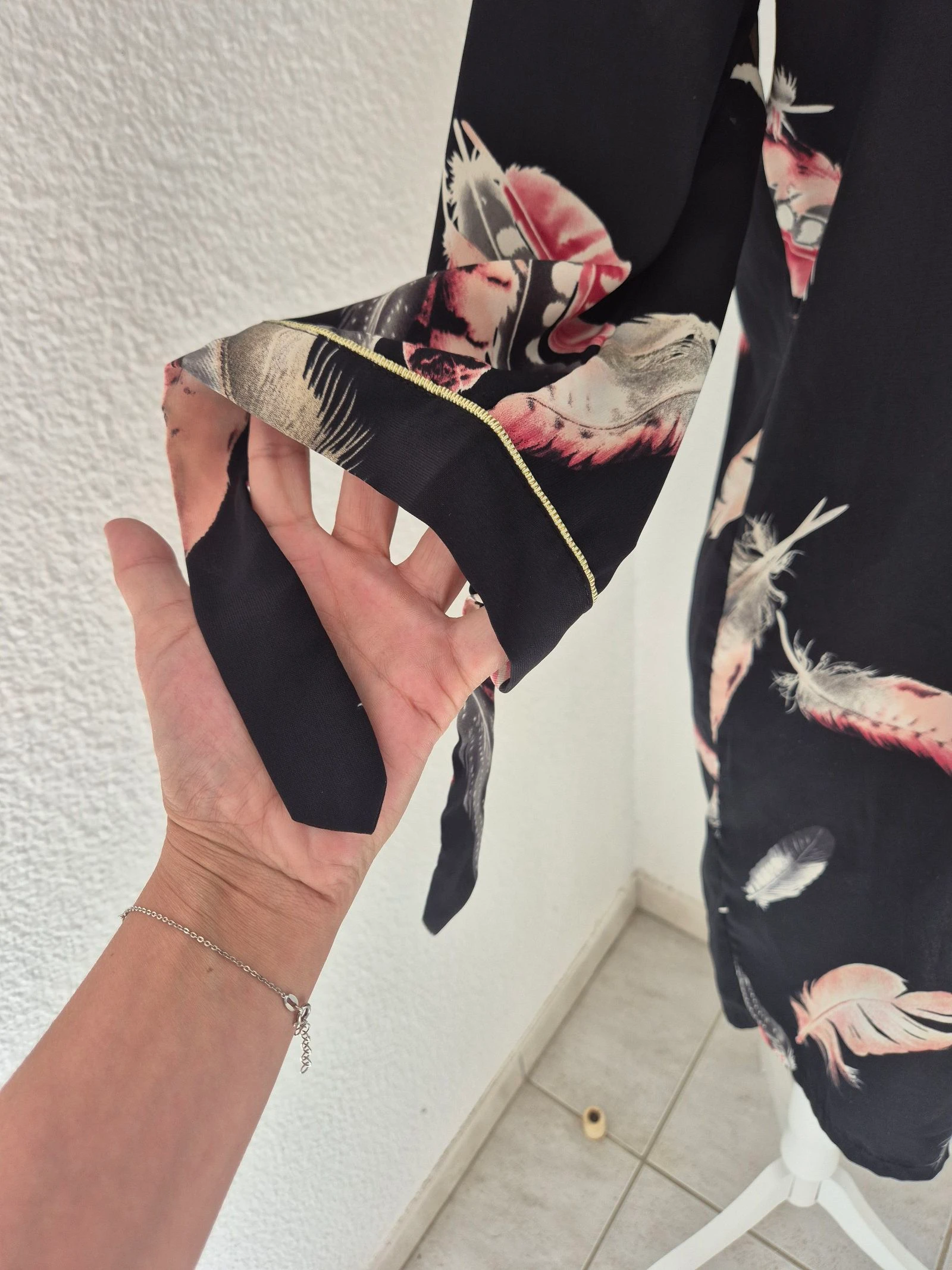 🖤 Vestido Vie Ta Vie preto com estampa de penas tamanho 1 (36/38) gola V mangas amarradas estilo boêmio chique – photo 5
